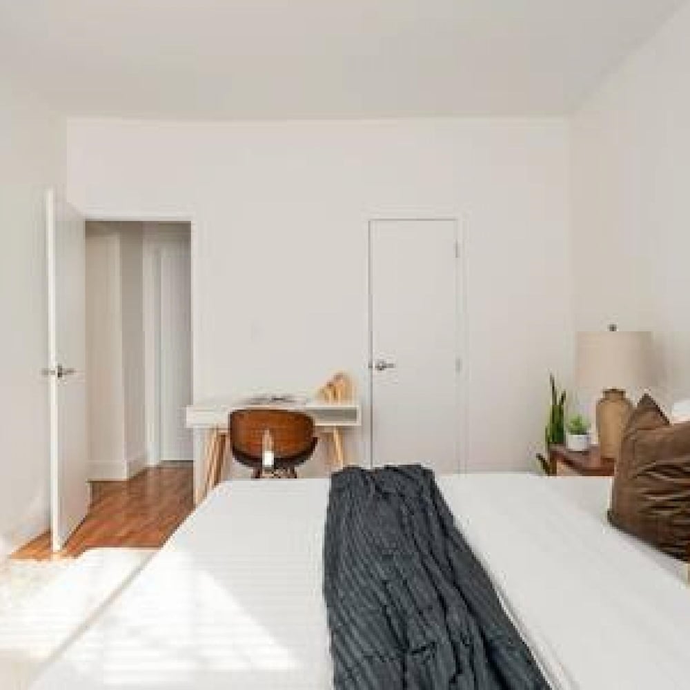 444-2e Modern 2BR Hell s Kitchen
