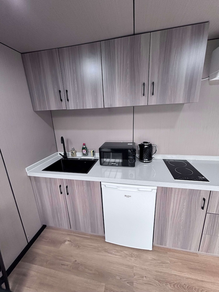 Glamping Pod With a Hot Tub in Orchard