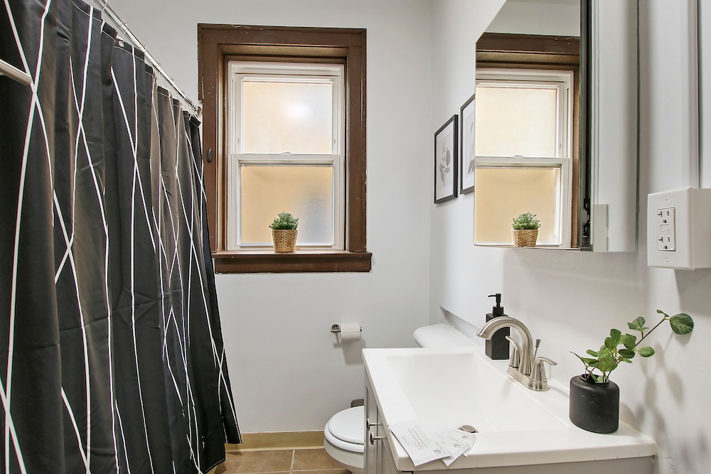 Inviting 2BR Apt - Fullerton 1B
