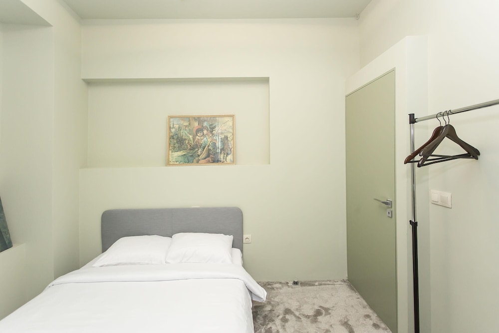 Elegant 2bdr Apartment With a Balcony