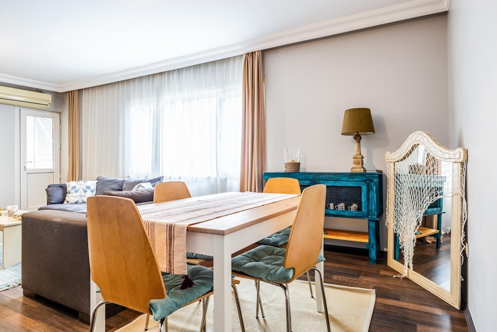 Chic Luminous Flat in Uskudar