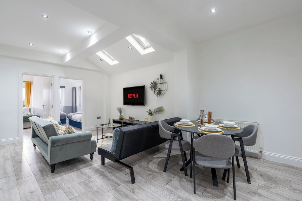 1 Bed Flat - Sleeps 3 - Parking - Wifi