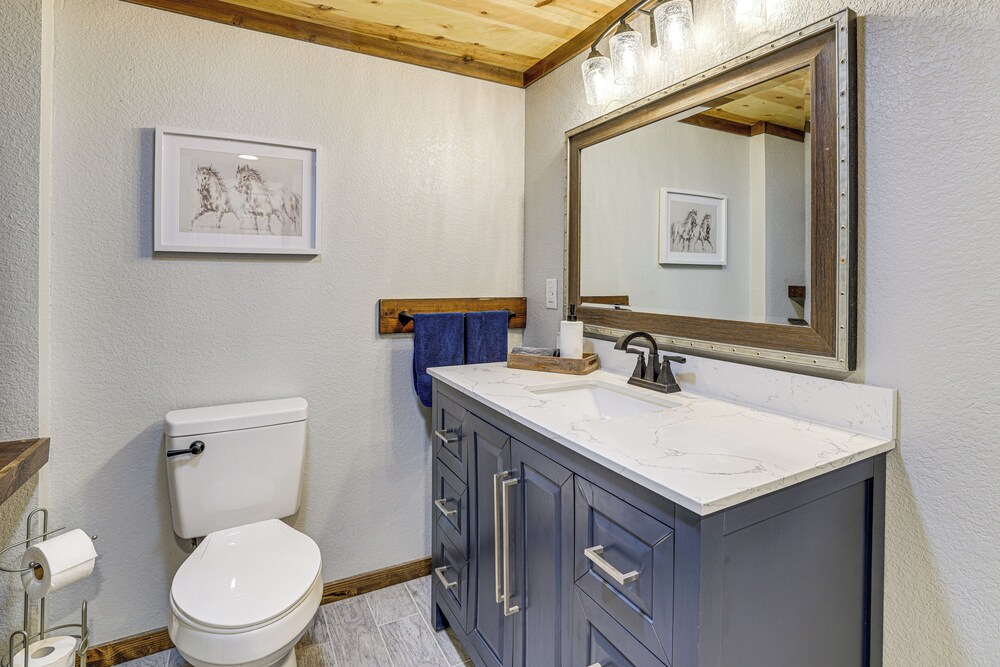 Near Bella Vista Trails & Elk River: Family Home!