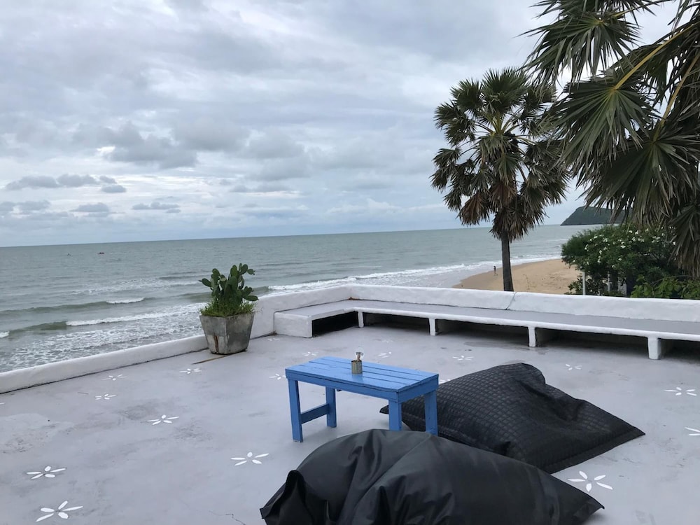 Hua Plee Lazy Beach
