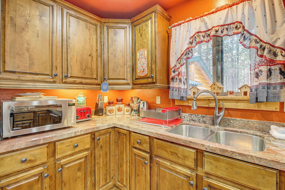 Family-friendly Cabin w/ Fire Pit in Forest Lakes