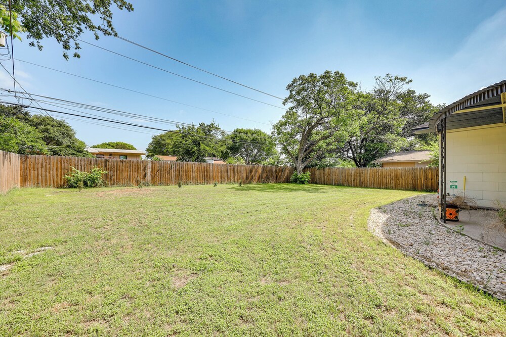 San Antonio Home, 2 Mi to Airport - Pets Welcome!