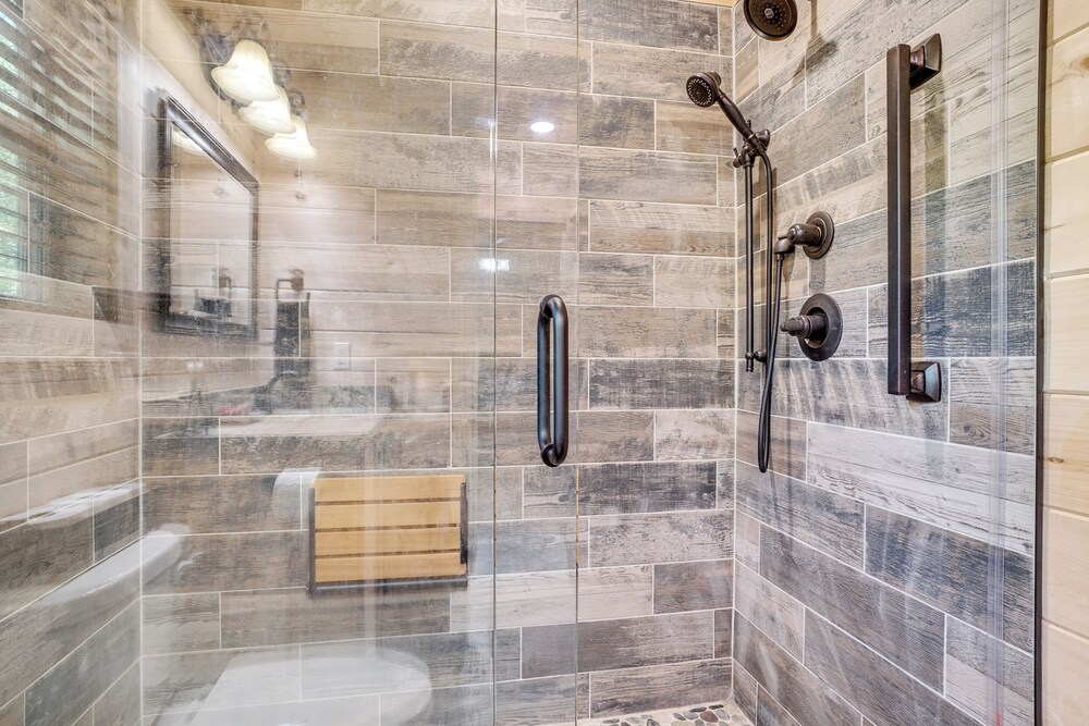 Sip, Hike & Explore: Sleek Retreat in Cleveland!