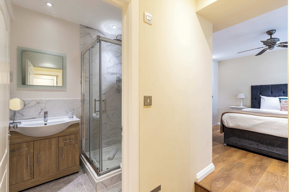 Elegant Two Bedroom Flat in Redcliffe Gardens