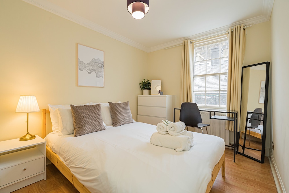 2 Bed Grassmarket Apartment view 4
