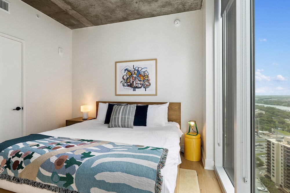 Sunshine Condo in Downtown Austin - Image 2