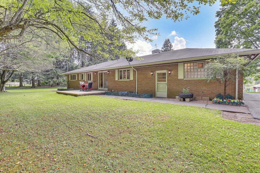 Pet-friendly Grove City Home w/ Lake on 19 Acres!