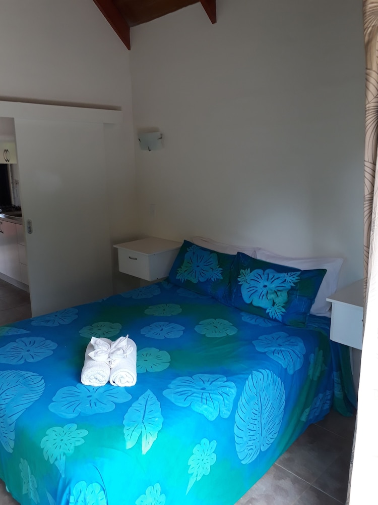 Dorothy's Muri Beach Bungalows