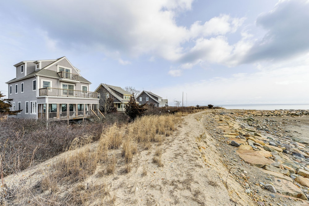 Marshfield Home w/ 4 Decks & Private Beach Access!