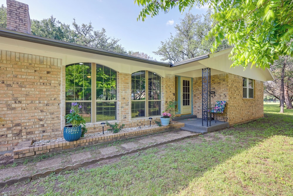 1 Mi to Lake Whitney: Morgan Home w/ Deck!