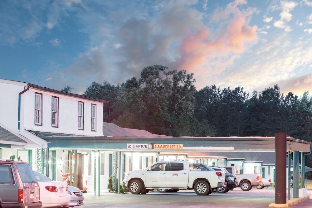 Emporia Vacations - Knights Inn Emporia - Property Image 10