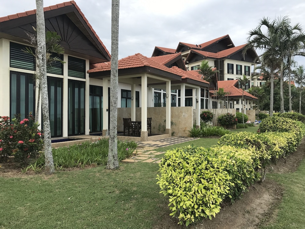 Sunset Seaview Beach Villas & Spa Suites at Nexus Karambunai