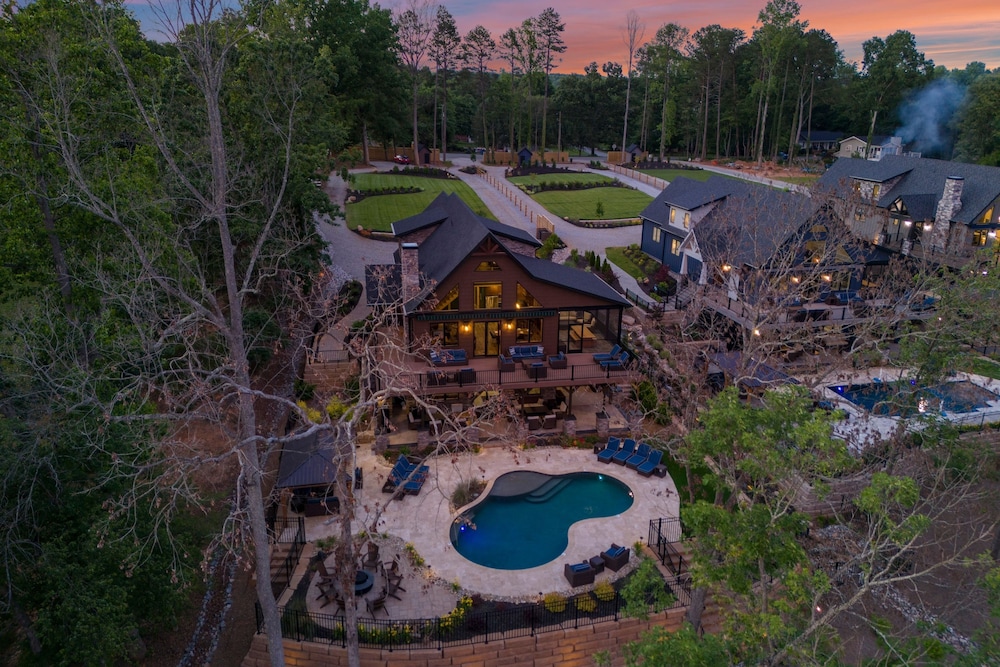 Black Bear Lodge by Avantstay Lakefront Dock Pool Theater Sleeps 20