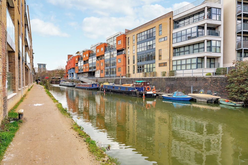 Two Bedroom Apartment in Limehouse
