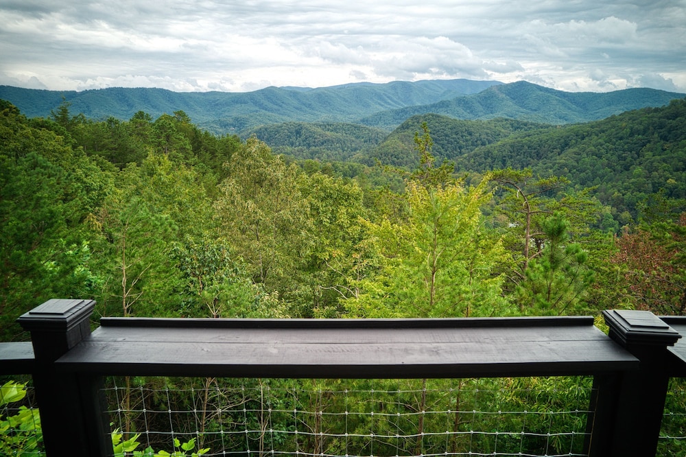 Cabin w Amazing Views Theater Firepit Hot Tub