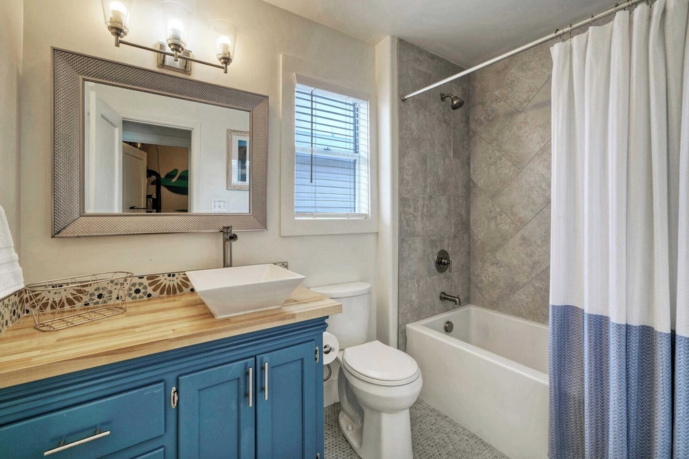 Dual Port A Cottages 2 Complete Homes Walk to the Beach + Patio Fully-equipped Kitchens