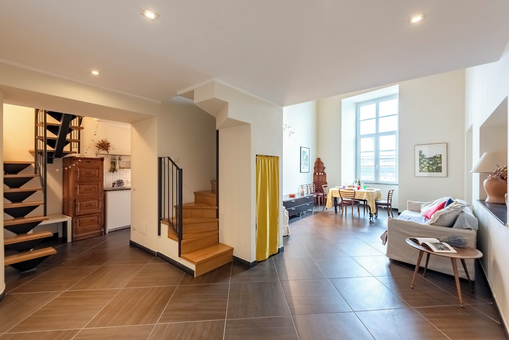 Beautiful Flat Next To Aquarium
