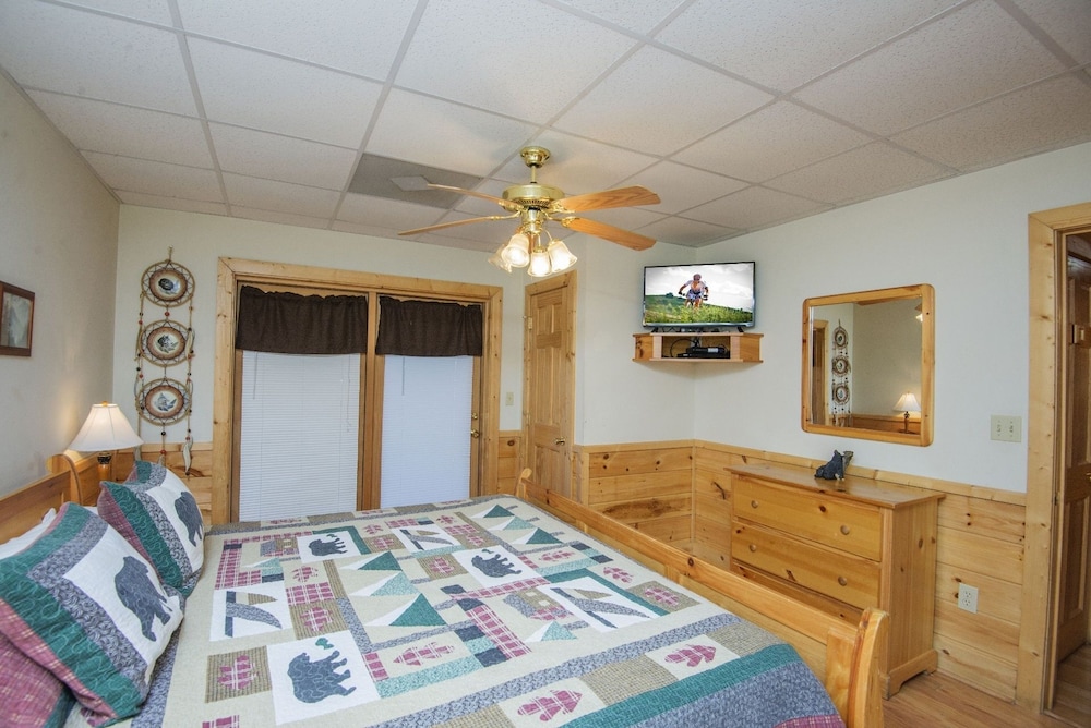 Er 226 - Locker's Mountain Hideaway Great Location - Close To Town! 2 Bedroom Cabin by RedAwning view 3
