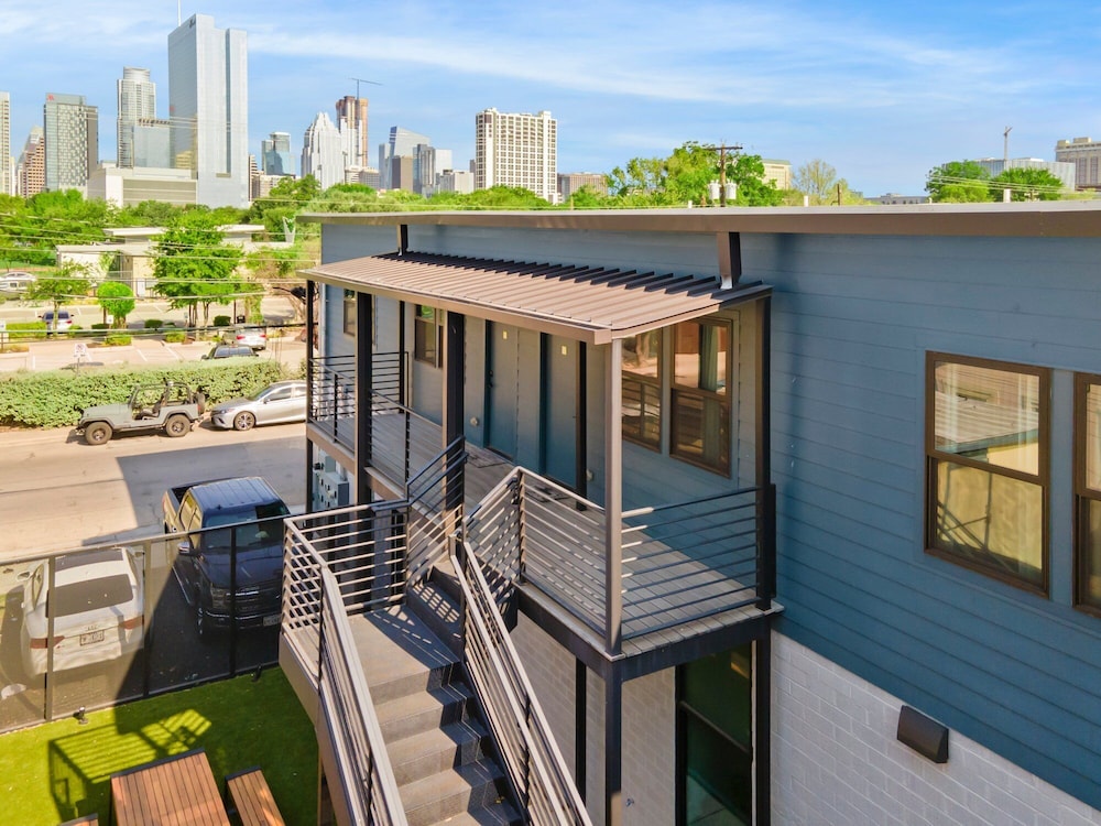 East Austin Condo - 2 Bedrooms & Parking