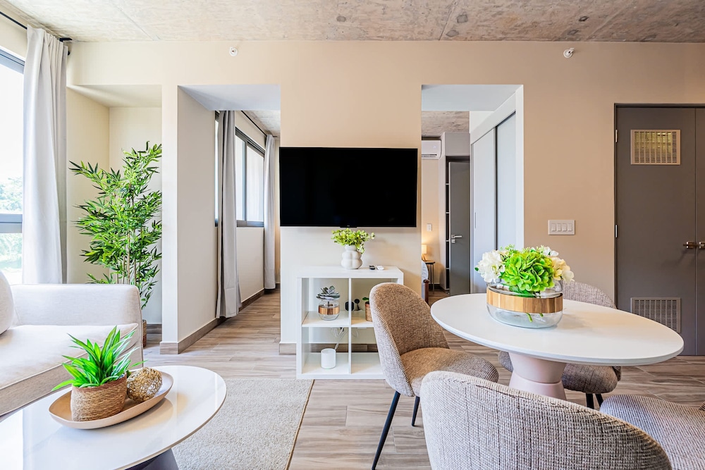 w Splendid 1BR in the Heart of Centriqo