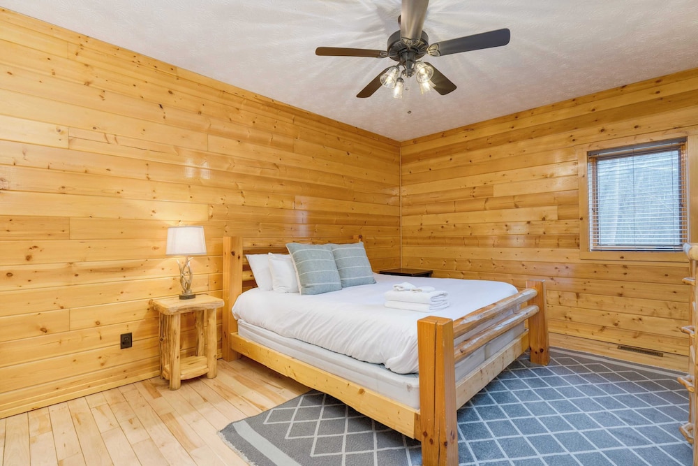 Pinnacle Chalet by Avantstay Luxury Cabin w/ Panoramic Views, Fireplace & Game Room