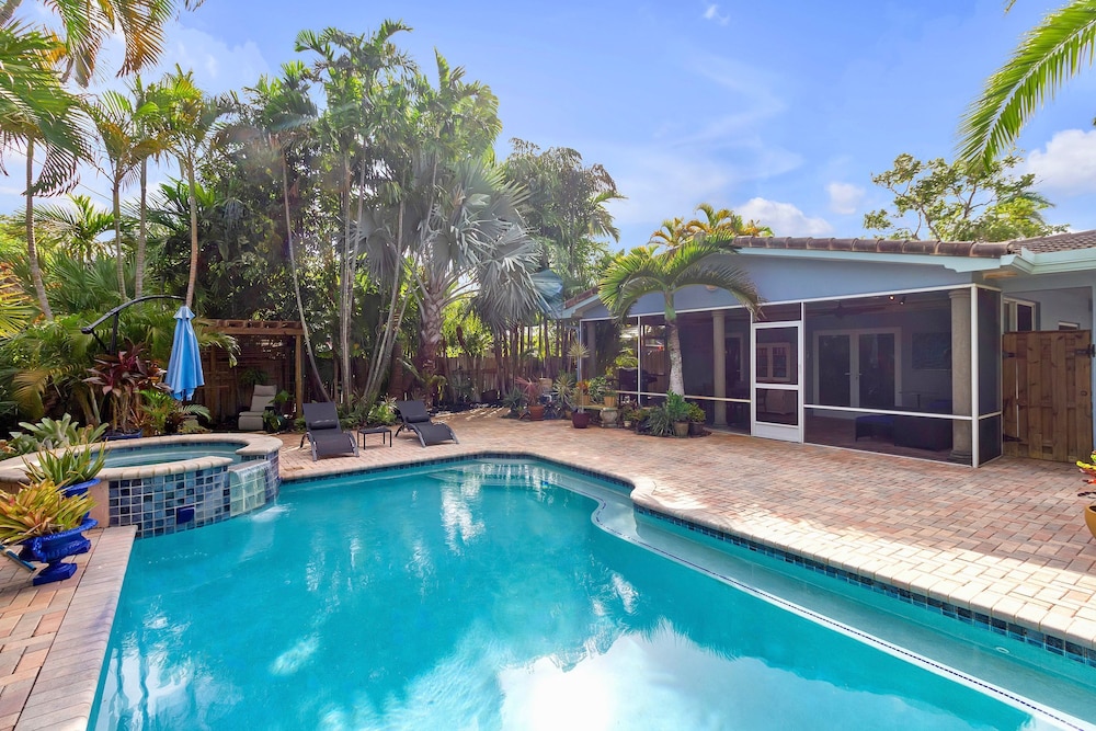 Chic 3BR Sanctuary Steps From The Drive Paradise