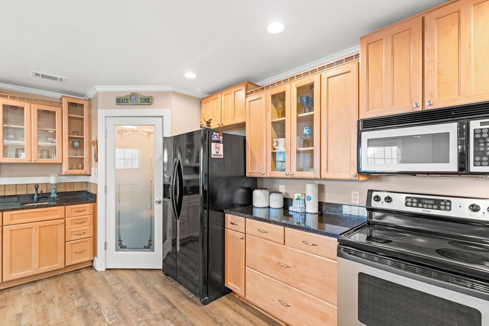 Just Beachy 3BR Dog-friendly Townhouse Near Beaches & Attractions!
