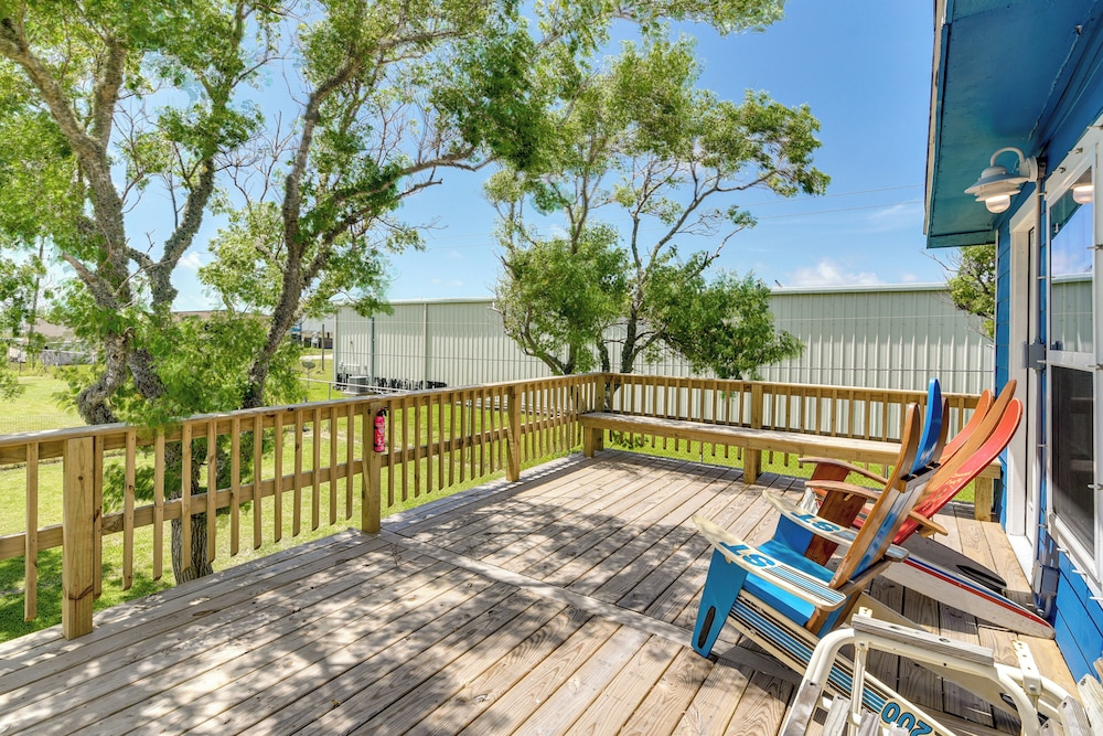 2 Mi to Public Beach: Pet-friendly Freeport Home!