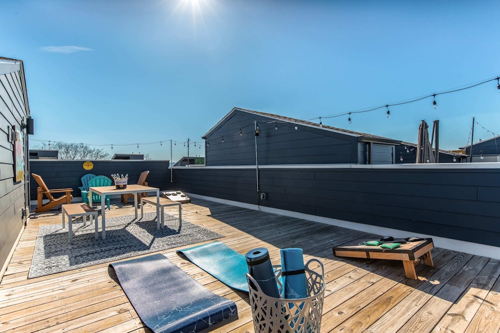 Spectacular Condo Rooftop Deck Great for Groups view 5