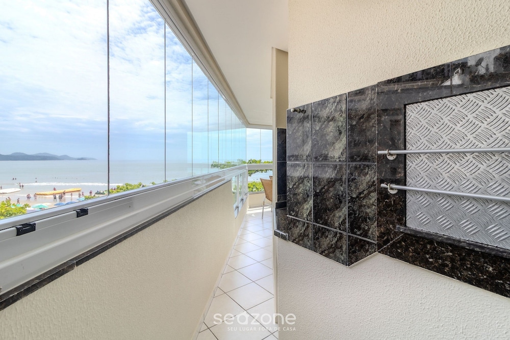 3BR Seafront apt w/ BBQ in Itapema Con0101