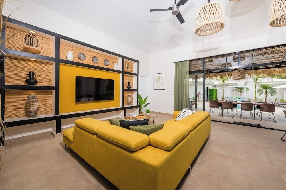 Duna Property - 2 Villas 2 Pools 7 Br Luxury Oasis Centrally Located