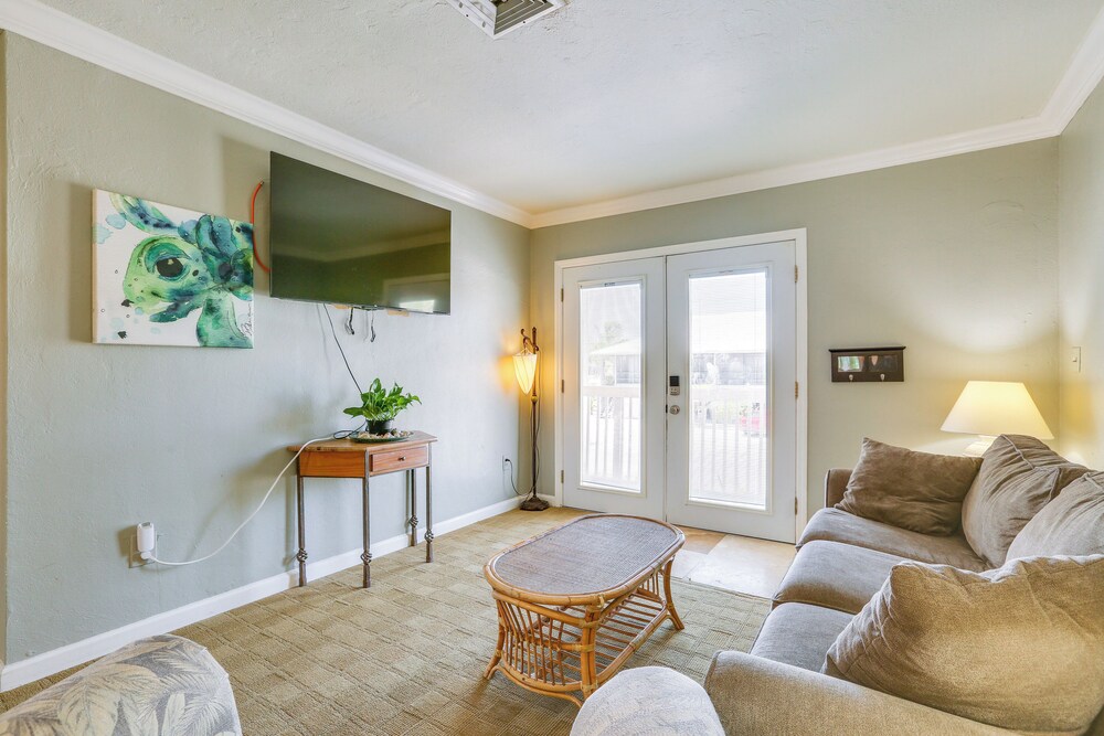 Dog-friendly Getaway: Steps to Fort Myers Beach!