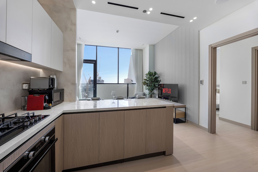 Chic 1BR Retreat with Pool & Balcony JVC