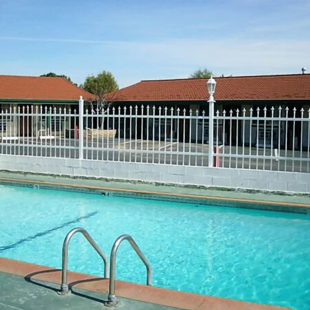 Holiday Motel Waynesburg view 4