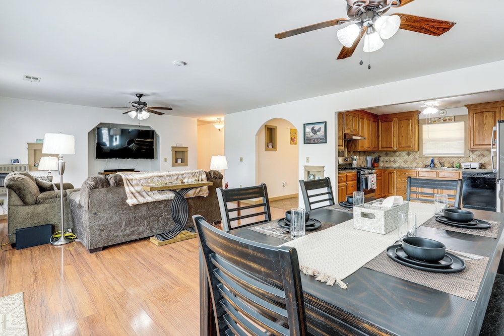 3 Mi to Spring River: Fully Furnished Outdoor Gem!