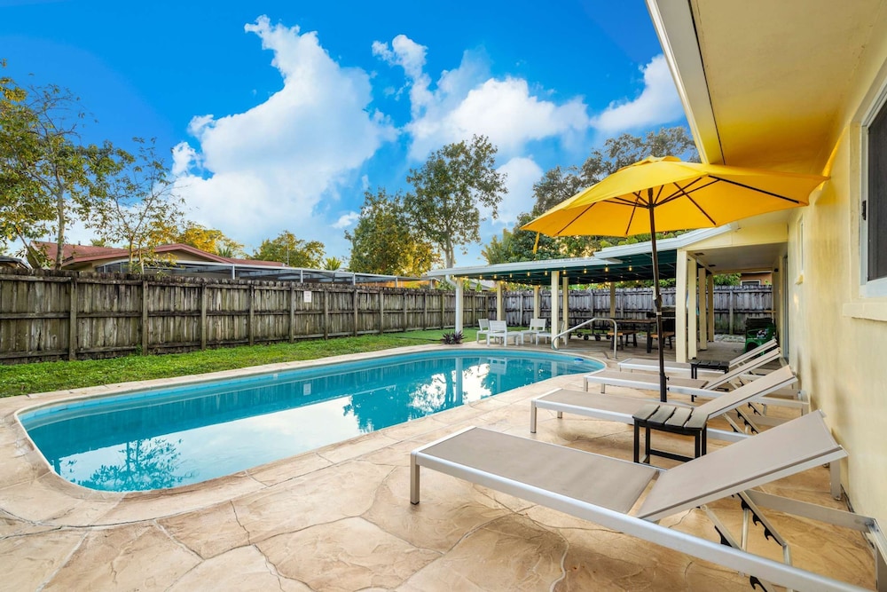 4BR With Private Pool and Game Room - Prime Location
