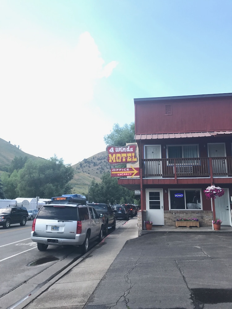 Four Winds Motel