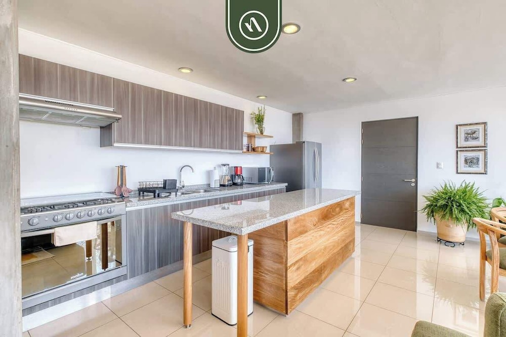 3 BR Condo - Panoramic Views - 5 Min to Downtown