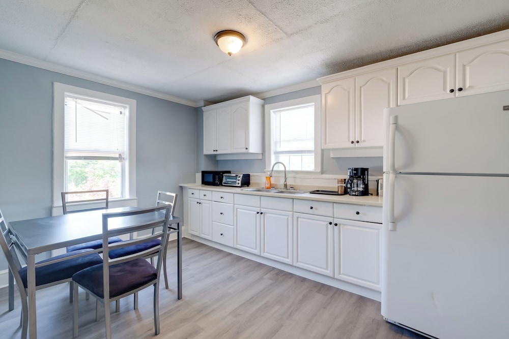 6 Mi to Historic Leesburg: Apt w/ On-site Dining