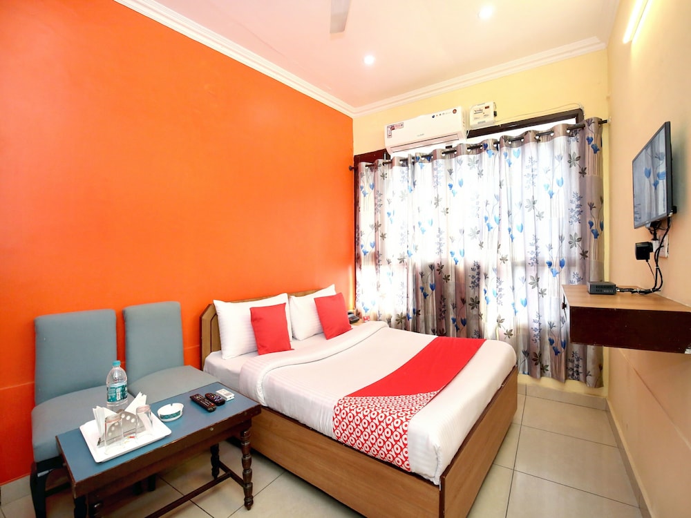 OYO 4256 Hotel Rajmahal