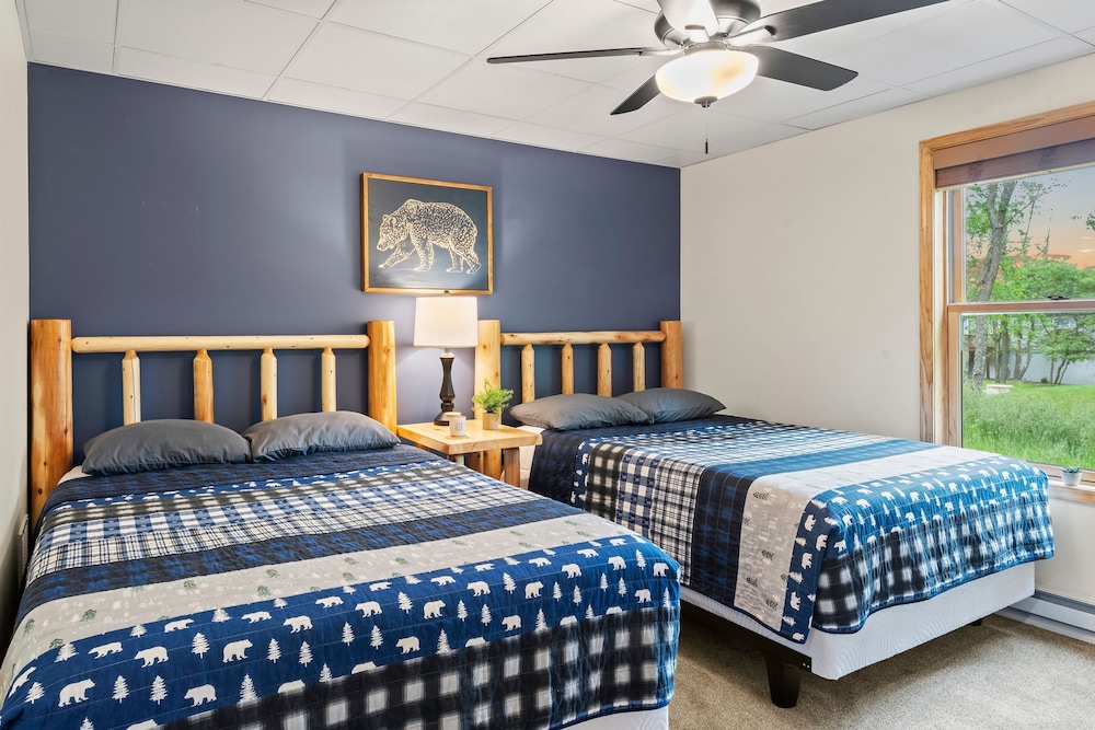 Bluejay Getaway by Avantstay Walk to Lake 7bdr Hot Tub Pool Table