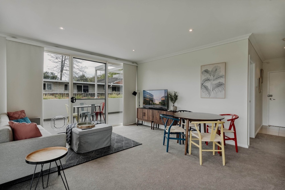 Peaceful 1-bed Apartment Close to Lonsdale St