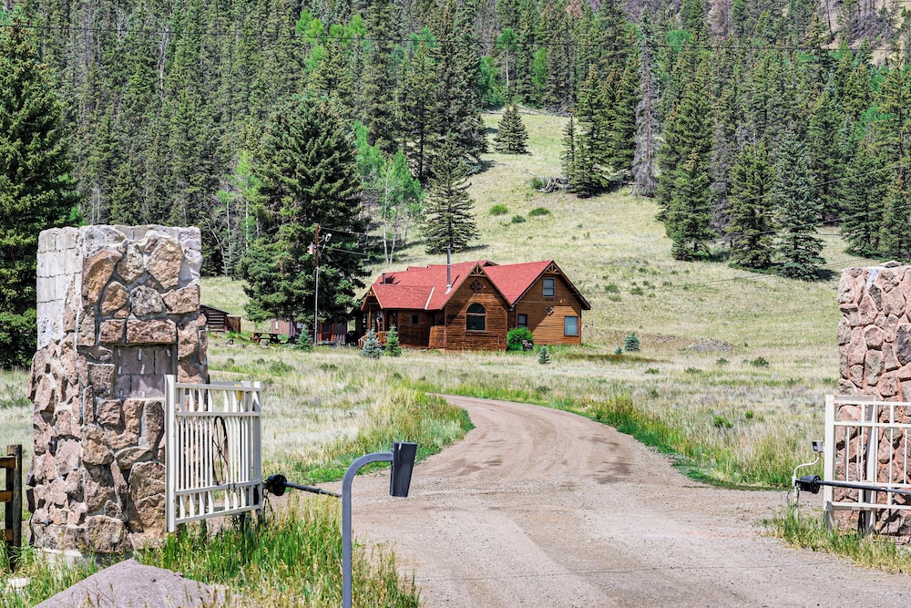 'wagon Wheel Hideaway' Near Fishing in Creede!