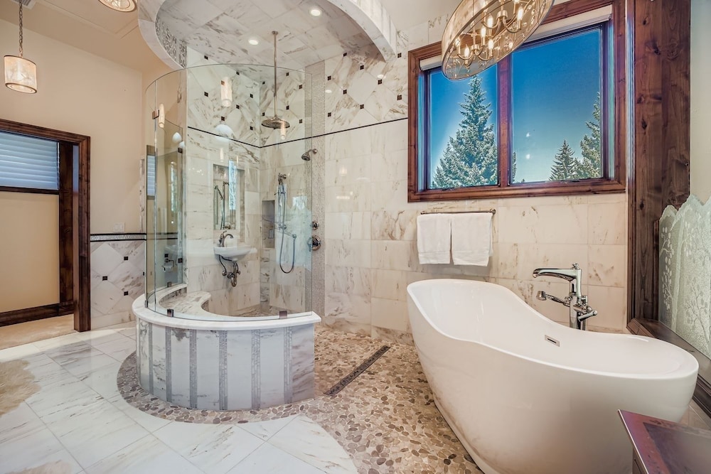 Fairway Drive Retreat 6 Bedroom Home