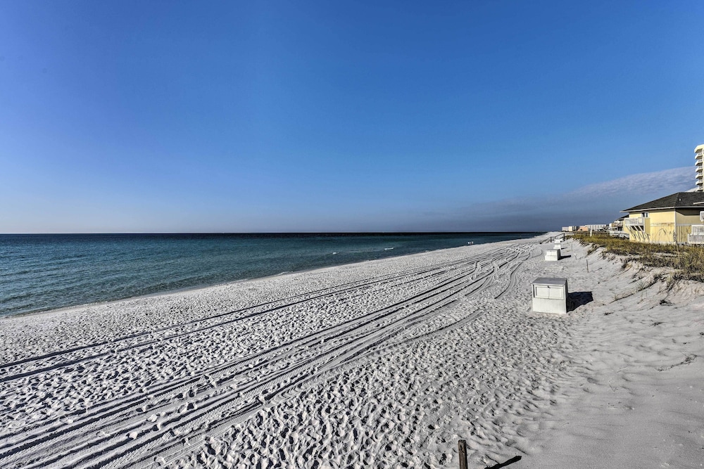 Walk to Beach: Resort Retreat w/ Balcony in Destin