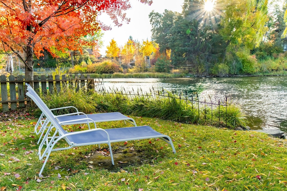 Riverfront Bend by Avantstay Private Dock Kayaks Large Yard w Views Hot Tub